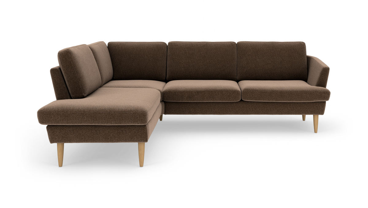 Brun L‑sofa med chaiselong til venstre og træben, polstret i enkelt stof.