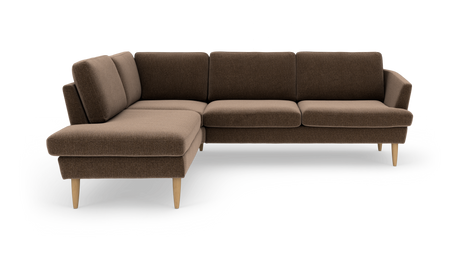 Brun L‑sofa med chaiselong til venstre og træben, polstret i enkelt stof.