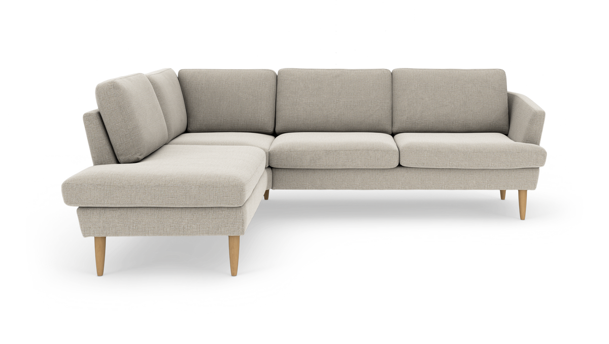 Lys beige hjørnesofa med venstrevendt chaiselong og runde træben.
