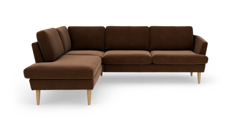 Brun L-formet hjørnesofa med chaiselong til venstre og lyse træben, frilagt på hvid baggrund.