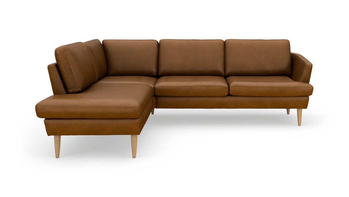 Brun læder hjørnesofa med venstrevendt chaiselong og lyse træben.