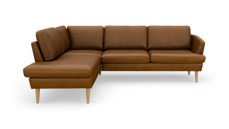 Brun læder hjørnesofa med venstrevendt chaiselong og lyse træben.