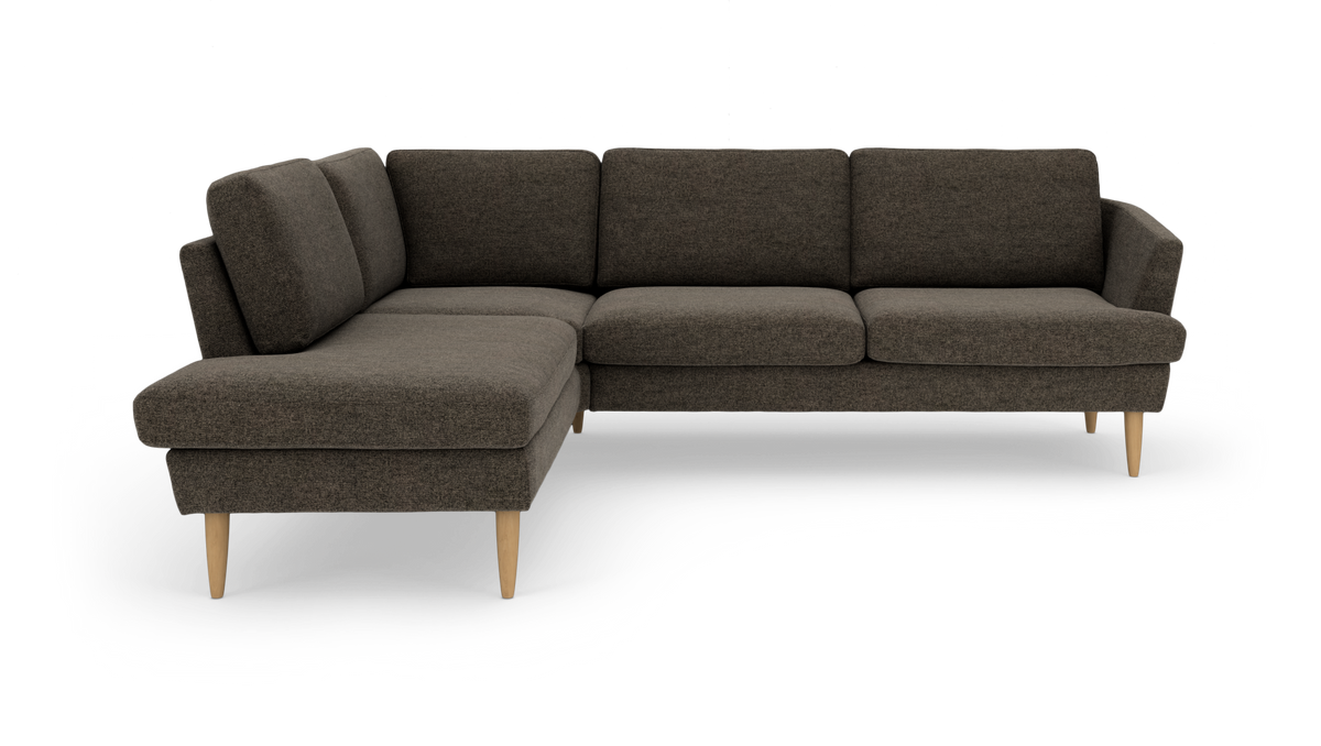 Mørkebrun L‑sofa med venstre chaiselong og lyse træben, frilagt på hvid baggrund.