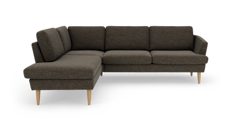 Mørkebrun L‑sofa med venstre chaiselong og lyse træben, frilagt på hvid baggrund.