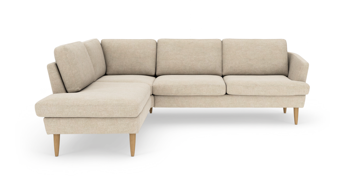 Beige L-formet hjørnesofa med venstrevendt chaiselong og træben, frilagt på hvid baggrund.