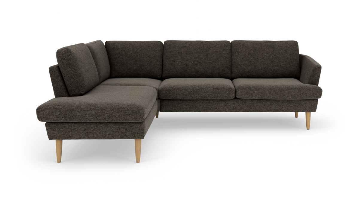 Mørkegrå hjørnesofa med venstrevendt chaiselong og lyse træben, frilagt på hvid baggrund.