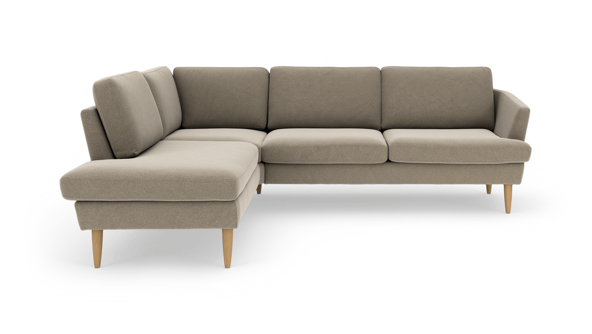Beige hjørnesofa med venstre chaiselong og træben i moderne skandinavisk design.