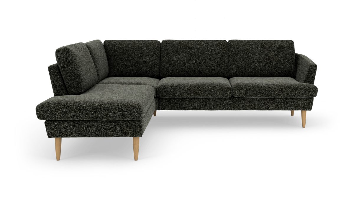Mørkegrå L‑sofa med venstrevendt chaiselong og koniske ben i lyst træ, fritlagt på hvid baggrund.