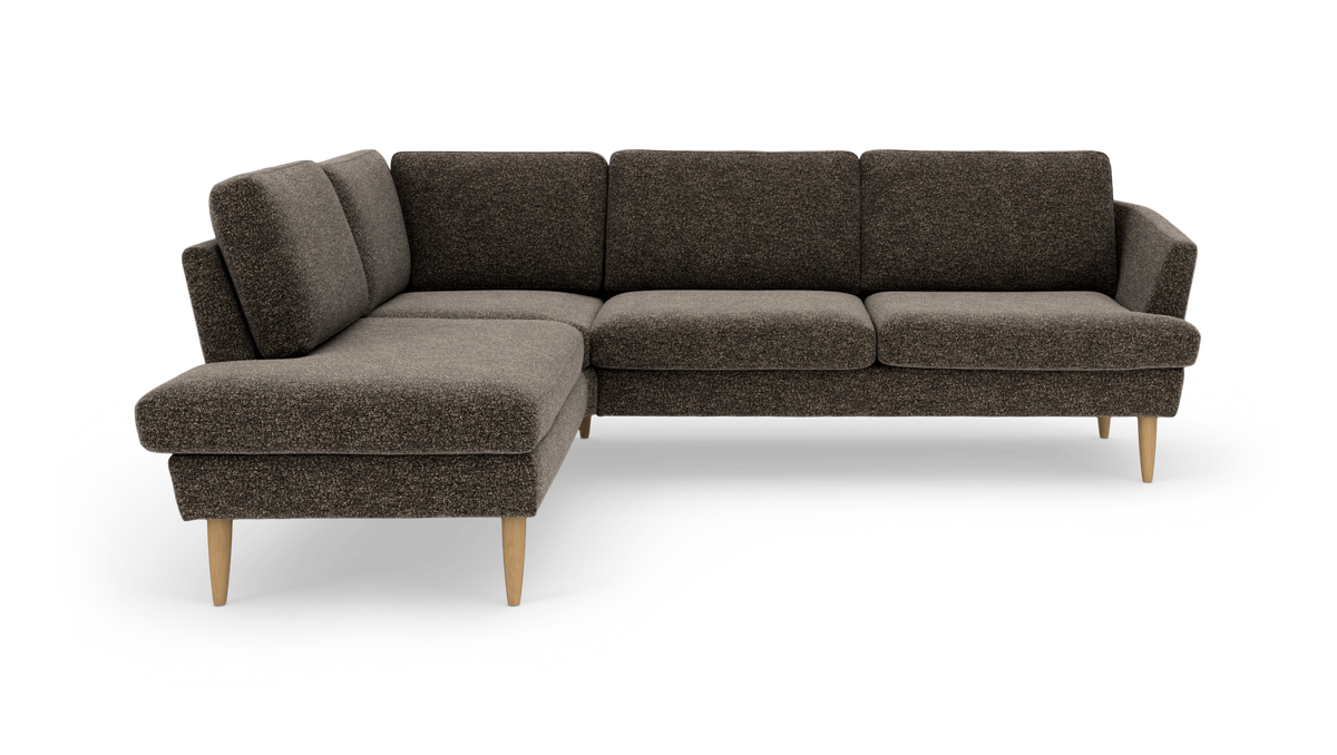 Mørkebrun L‑sofa i stof med træben, vist i studie med venstrevendt chaiselong.
