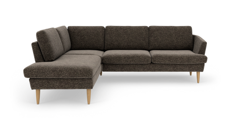 Mørkebrun L‑sofa i stof med træben, vist i studie med venstrevendt chaiselong.