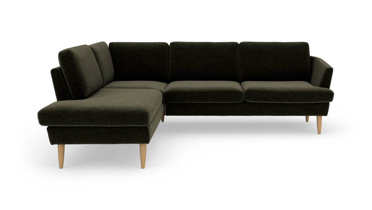 Mørkegrøn hjørnesofa med venstrevendt chaiselong og lyse træben i moderne skandinavisk stil.