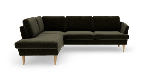 Mørkegrøn hjørnesofa med venstrevendt chaiselong og lyse træben i moderne skandinavisk stil.