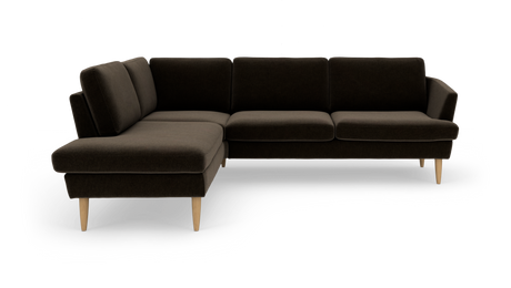 Mørkebrun L‑sofa med chaiselong til venstre, stofbetræk og tilspidsede ben i lyst træ, frilagt på hvid baggrund.