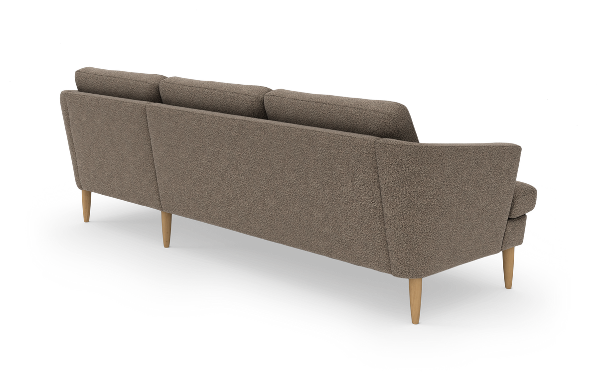 Brunbeige 3-personers sofa i stof med slanke træben, set skråt bagfra.