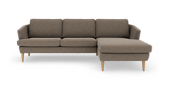 Hjørnesofa med chaiselong til højre i beige/brunt stof med lyse træben, frilagt på hvid baggrund.