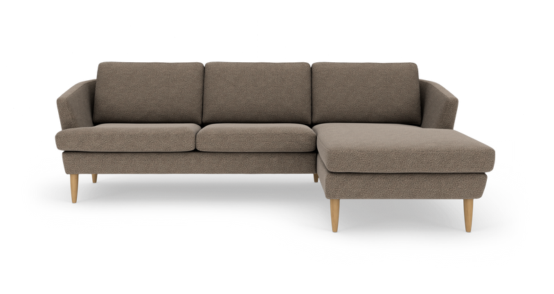 Hjørnesofa med chaiselong til højre i beige/brunt stof med lyse træben, frilagt på hvid baggrund._ps