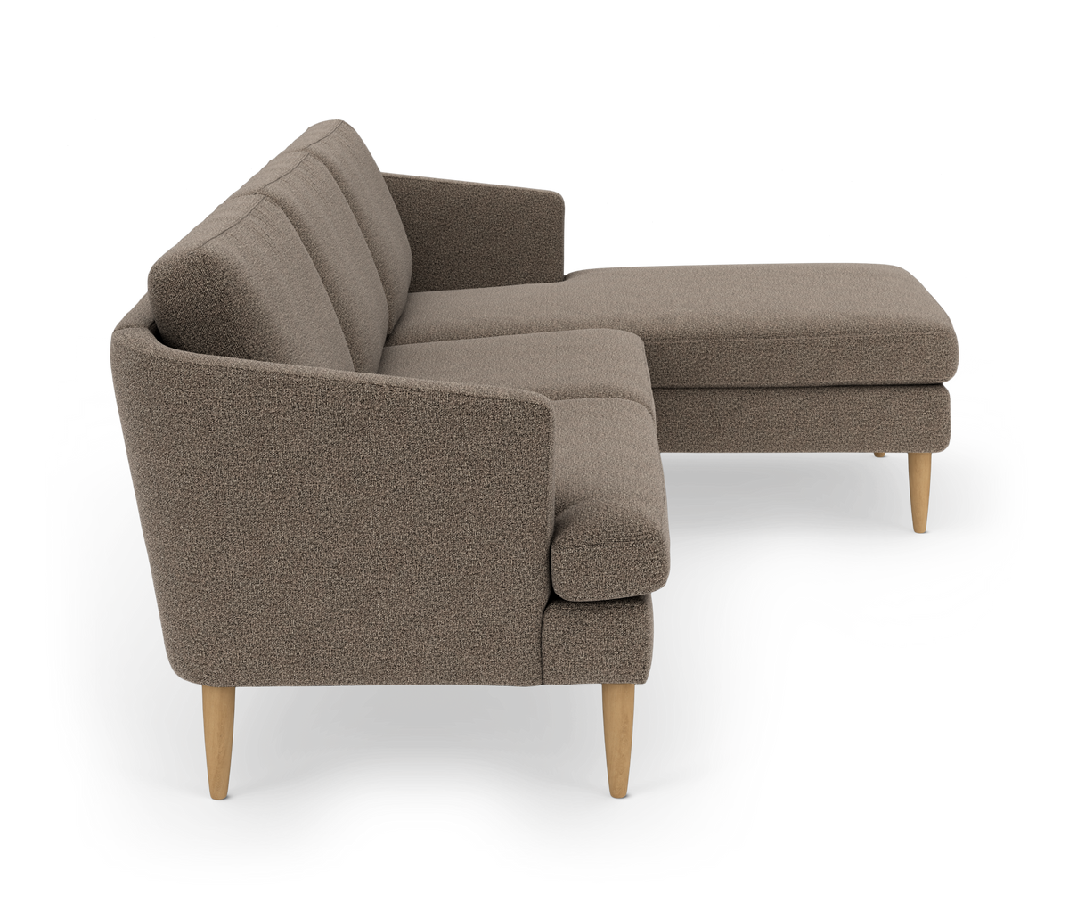 Brun L‑formet hjørnesofa med chaiselong i boucléstof og koniske træben, frilagt på hvid baggrund.