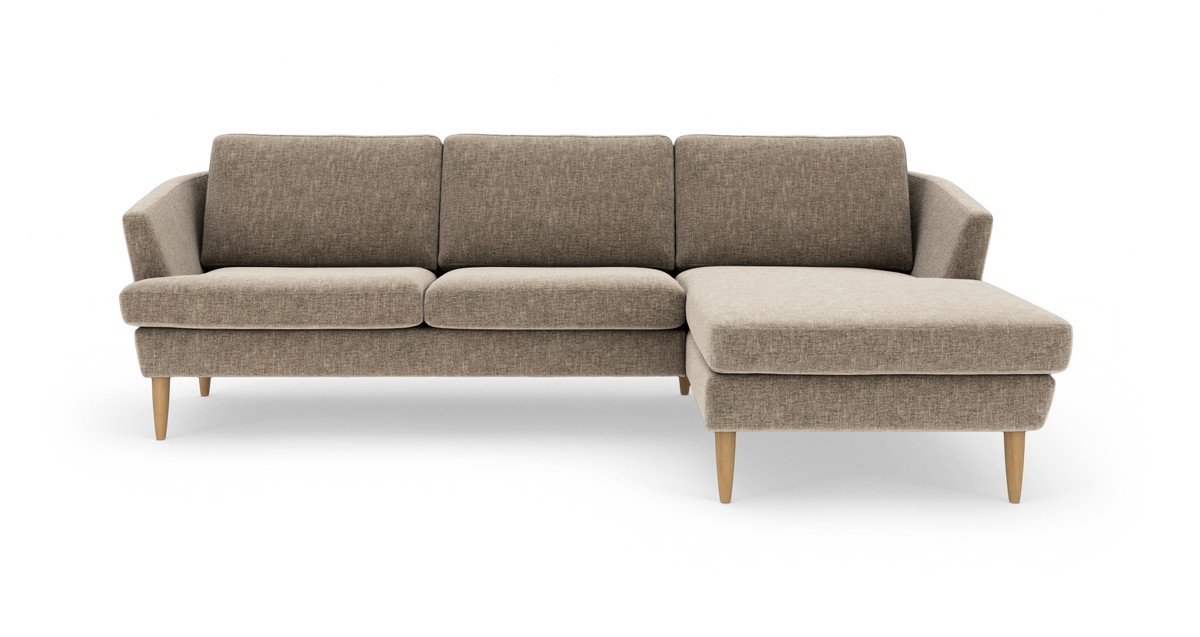 Beige hjørnesofa med chaiselong til højre og træben, frilagt på hvid baggrund.