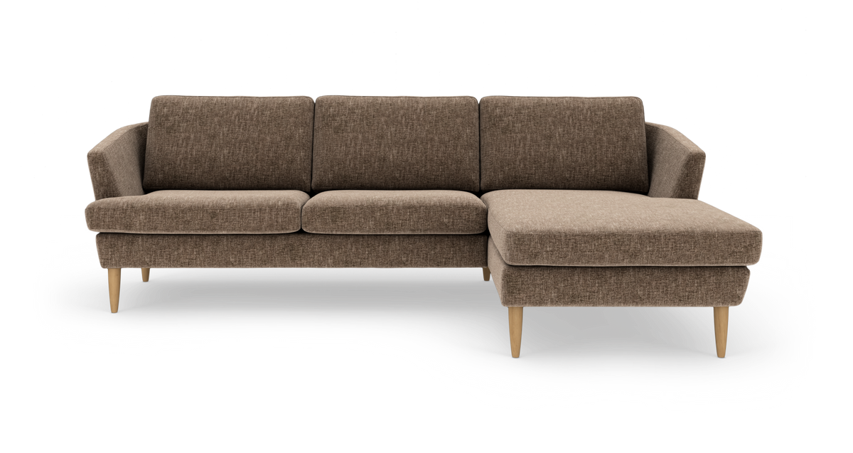 Brun hjørnesofa med chaiselong til højre, stofbetræk og lyse træben, frilagt på hvid baggrund.