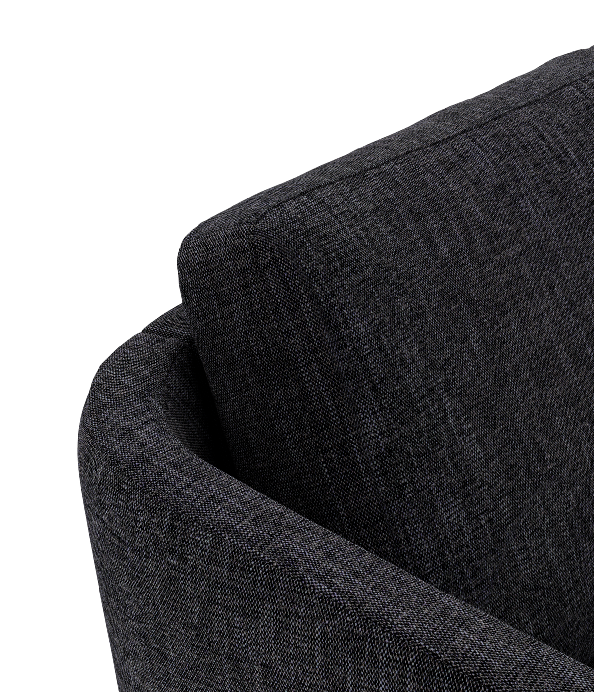 Nærbillede af mørkegråt stofbetrukket stol/sofa med armlæn og ryghynde mod sort baggrund.