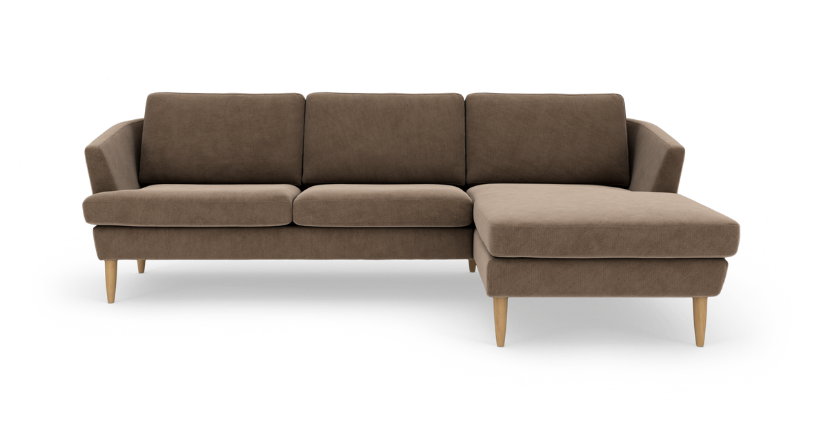 Brun hjørnesofa med chaiselong til højre og lyse træben, frilagt på hvid baggrund.