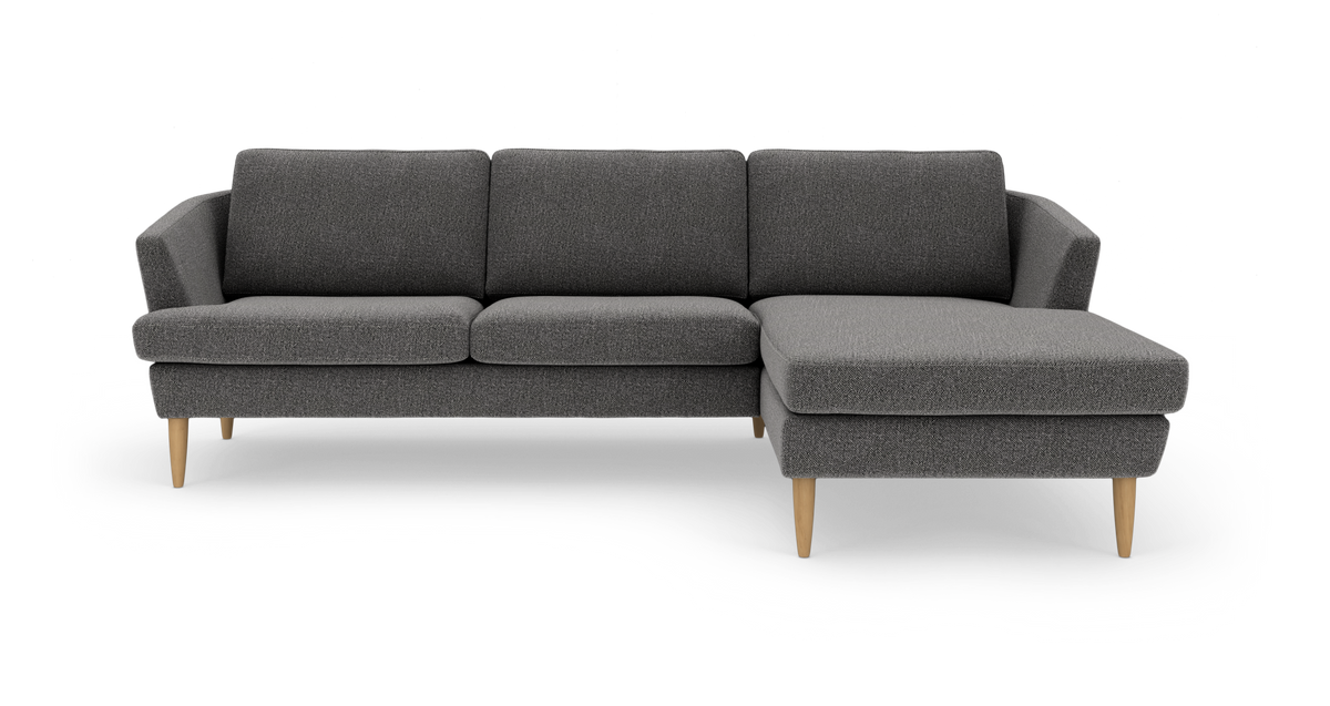 Grå 3-personers sofa med højre chaiselong og lyse træben på hvid baggrund.