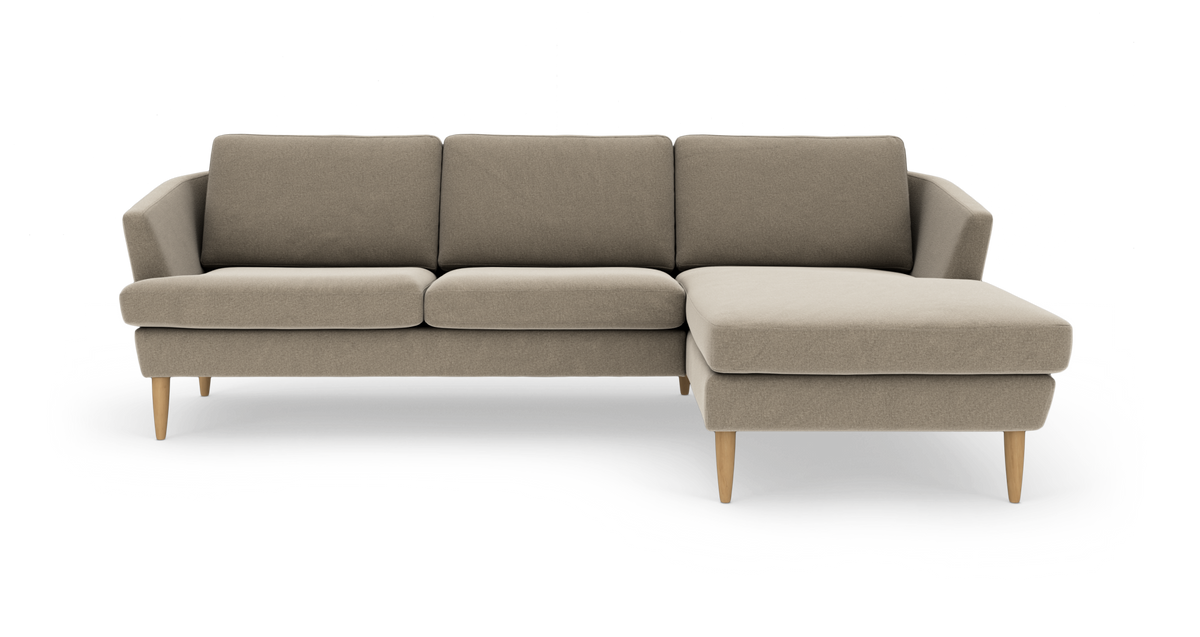 Beige hjørnesofa med chaiselong til højre og koniske træben, frilagt produktbillede.