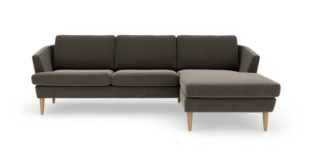 Mørkegrå hjørnesofa med højre chaiselong og lyse træben, frontvisning på hvid baggrund.