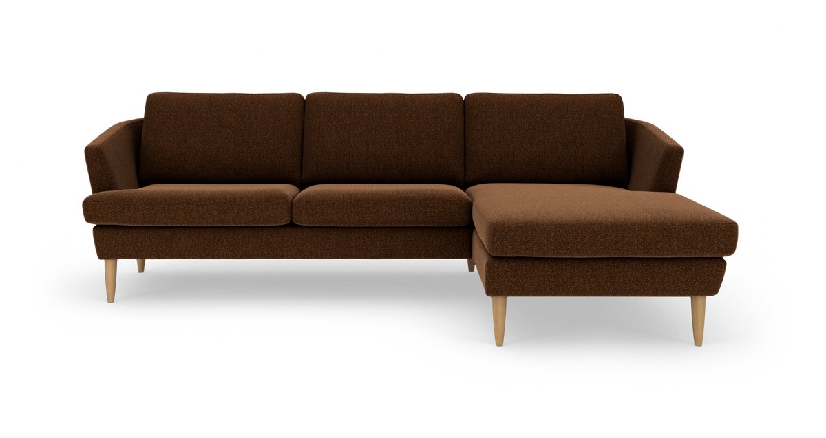 Brun hjørnesofa med højre chaiselong og lyse træben på hvid baggrund.