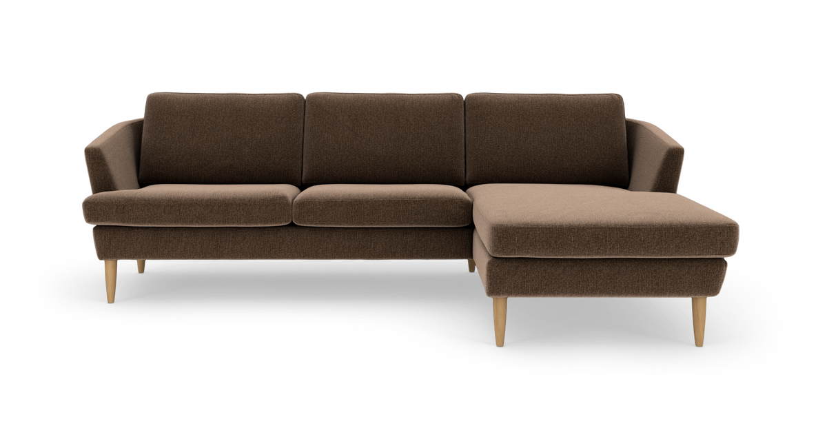 Brun modulsofa med højrevendt chaiselong og lyse træben, frilagt på hvid baggrund.