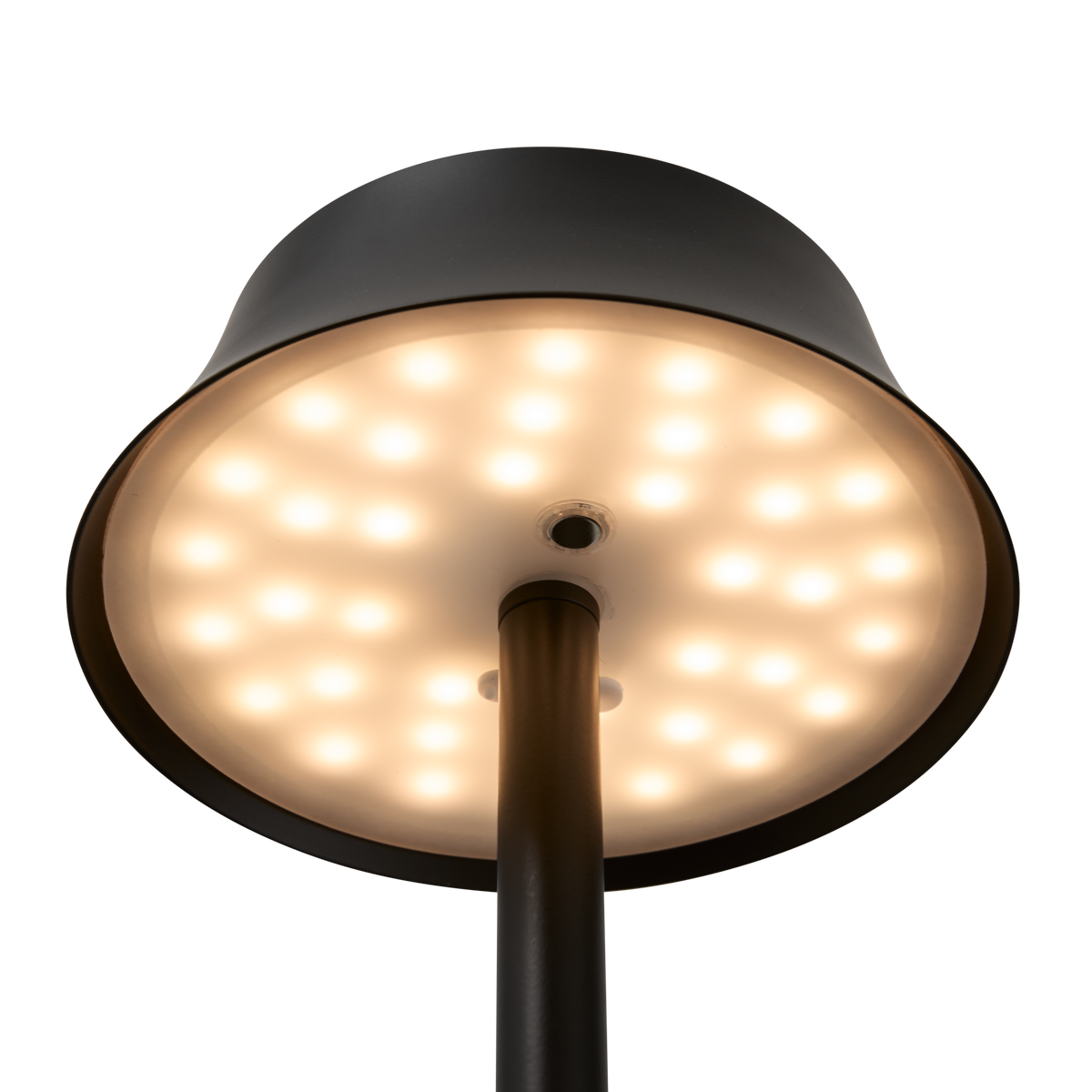 Nærbillede af undersiden af en sort LED-lampe, der lyser med varmt skær.