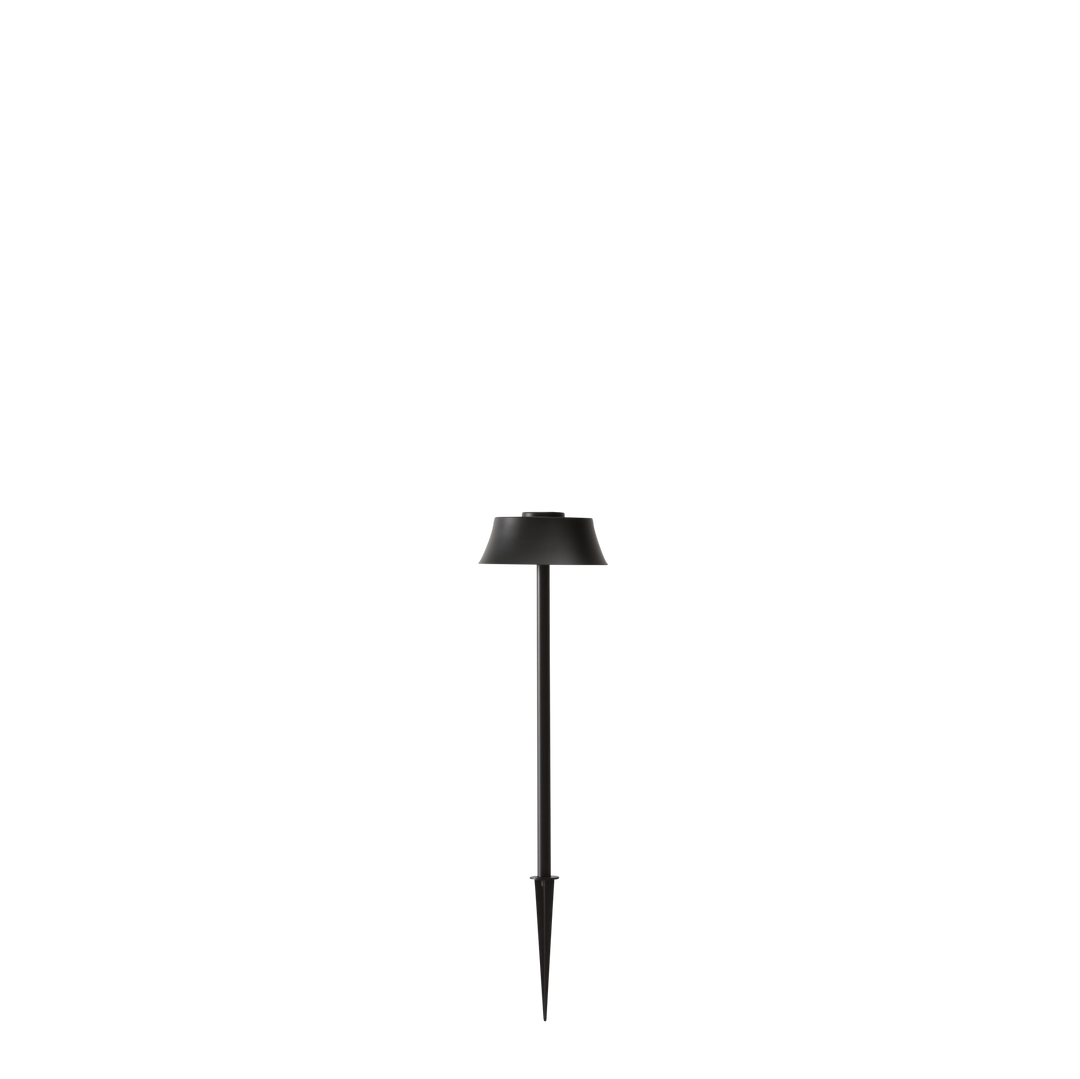 Sort udendørs spydlampe med lille skærm, frilagt på hvid baggrund.