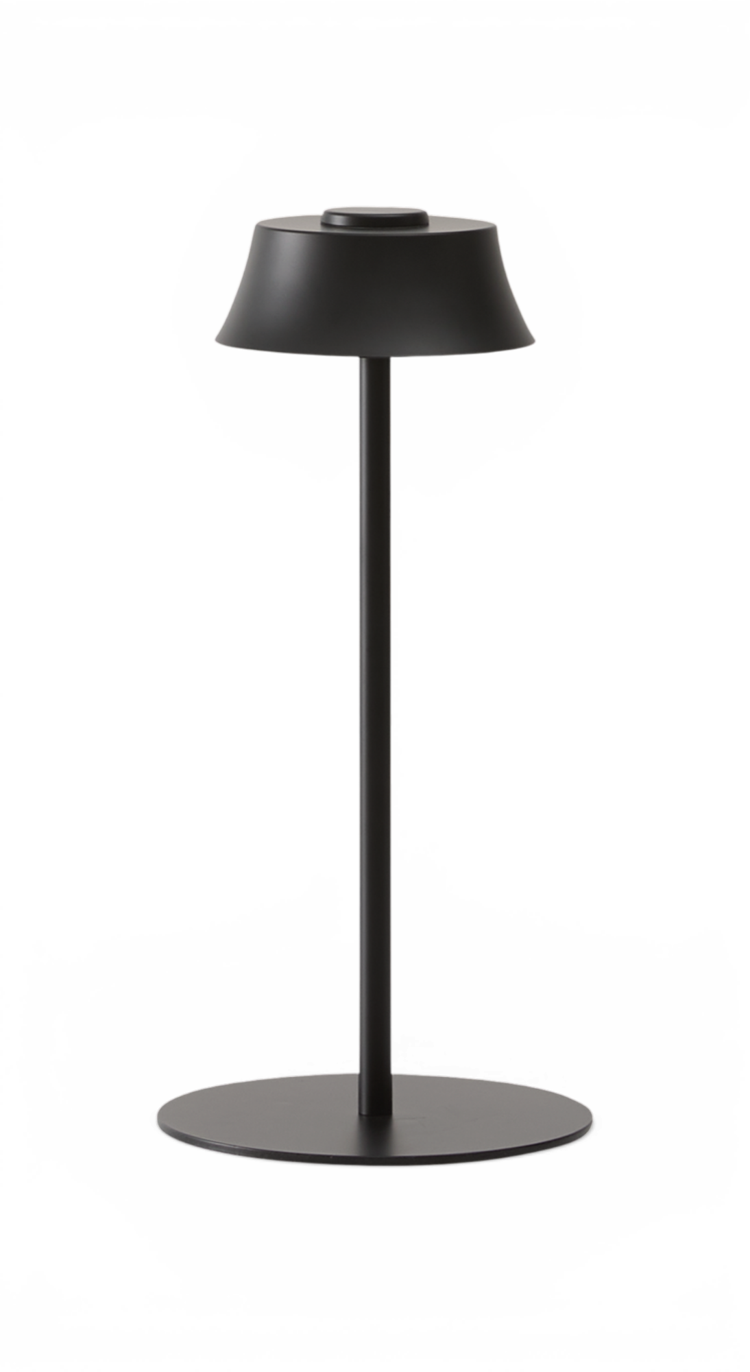 Slank sort bordlampe med rund fod og lav, bred skærm i moderne minimalistisk design.