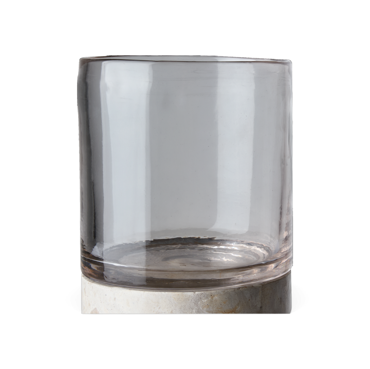 Cylindrisk drikkeglas isoleret på sort baggrund.