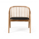 Træstol/armstol med rund spjældryg og sort polstret sæde, fritlagt frontview.