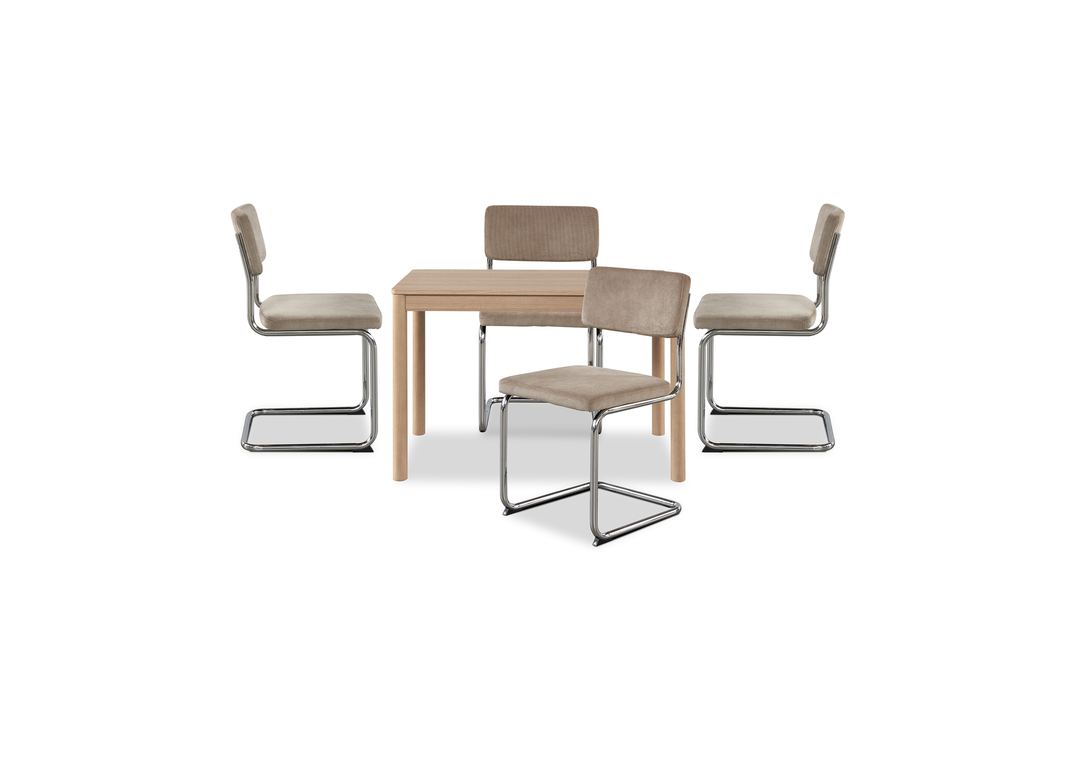Spisebordssæt med rektangulært bord i lyst træ og fire beige cantilever-stole med kromstel på hvid studiebaggrund.
