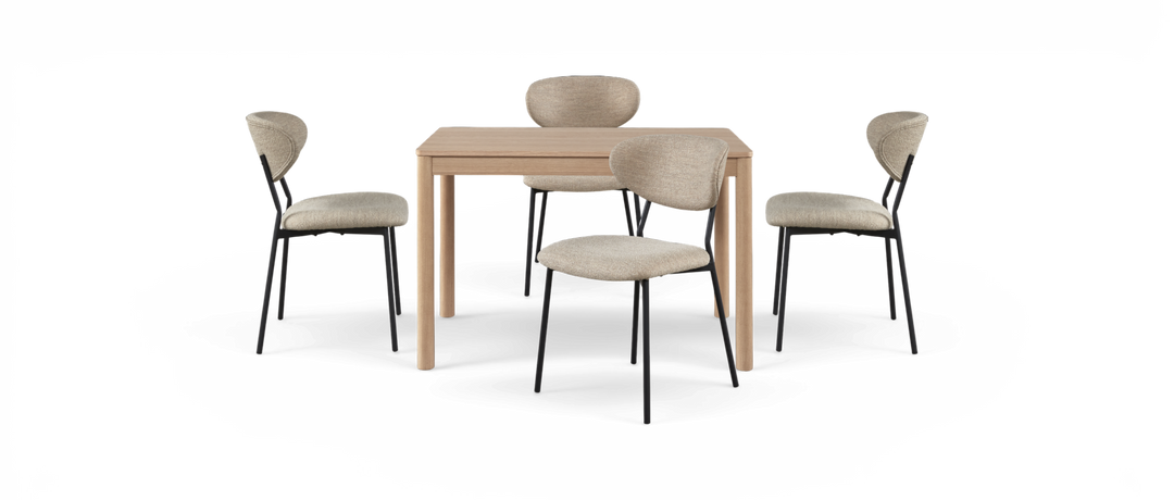 Spisebordssæt med kvadratisk bord i lyst træ/eg og fire beige polstrede stole med sorte ben.