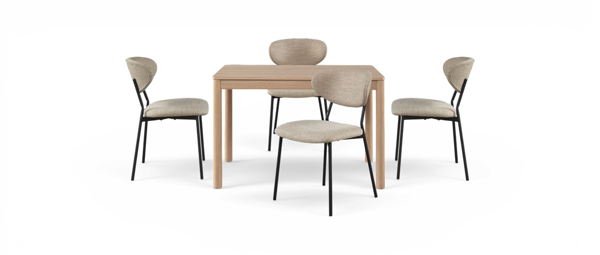 Spisebordssæt med kvadratisk bord i lyst træ/eg og fire beige polstrede stole med sorte ben.