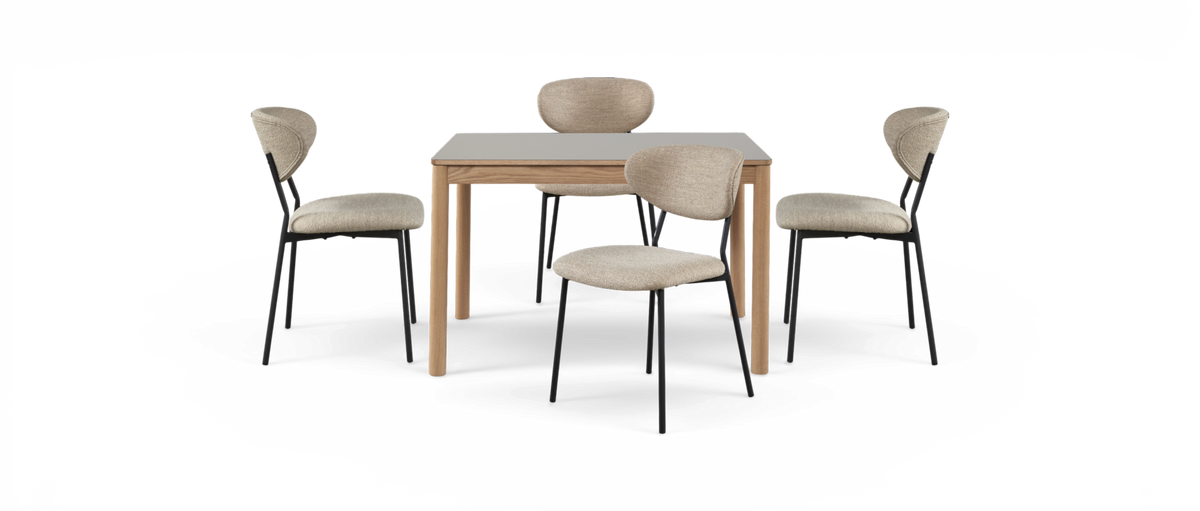 Kompakt spisesæt med kvadratisk bord i lyst træ og fire beige polstrede stole med sorte ben.