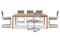 Rektangulært spisebord i eg med seks beige cantilever-stole med kromstel, frilagt studiobillede.