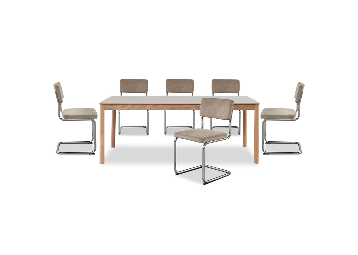 Spisebordssæt med rektangulært bord i lyst træ og seks beige polstrede cantilever-stole med kromstel.