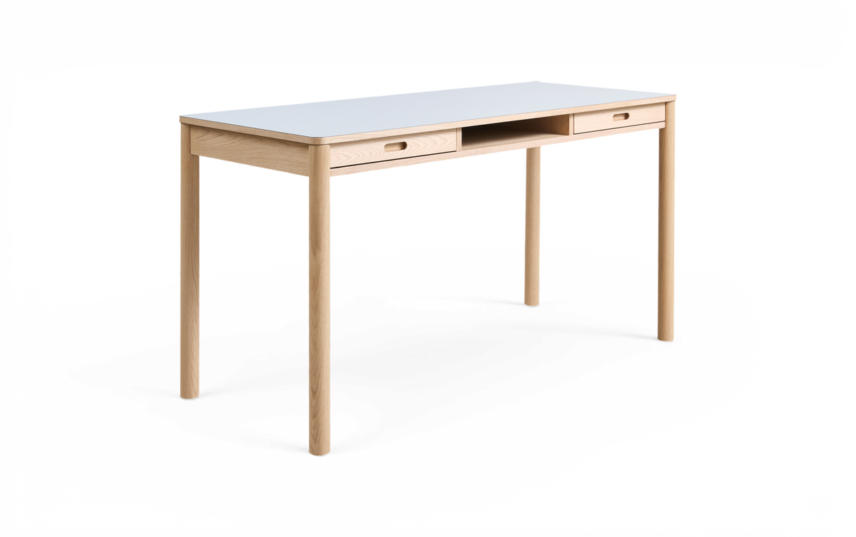 Lyst skrivebord i egetræ med hvid bordplade, to skuffer og et åbent rum, frilagt mod hvid baggrund.