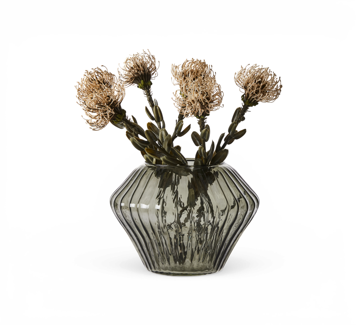 Grøn riflet glasvase med beige blomster, frilagt produktfoto.