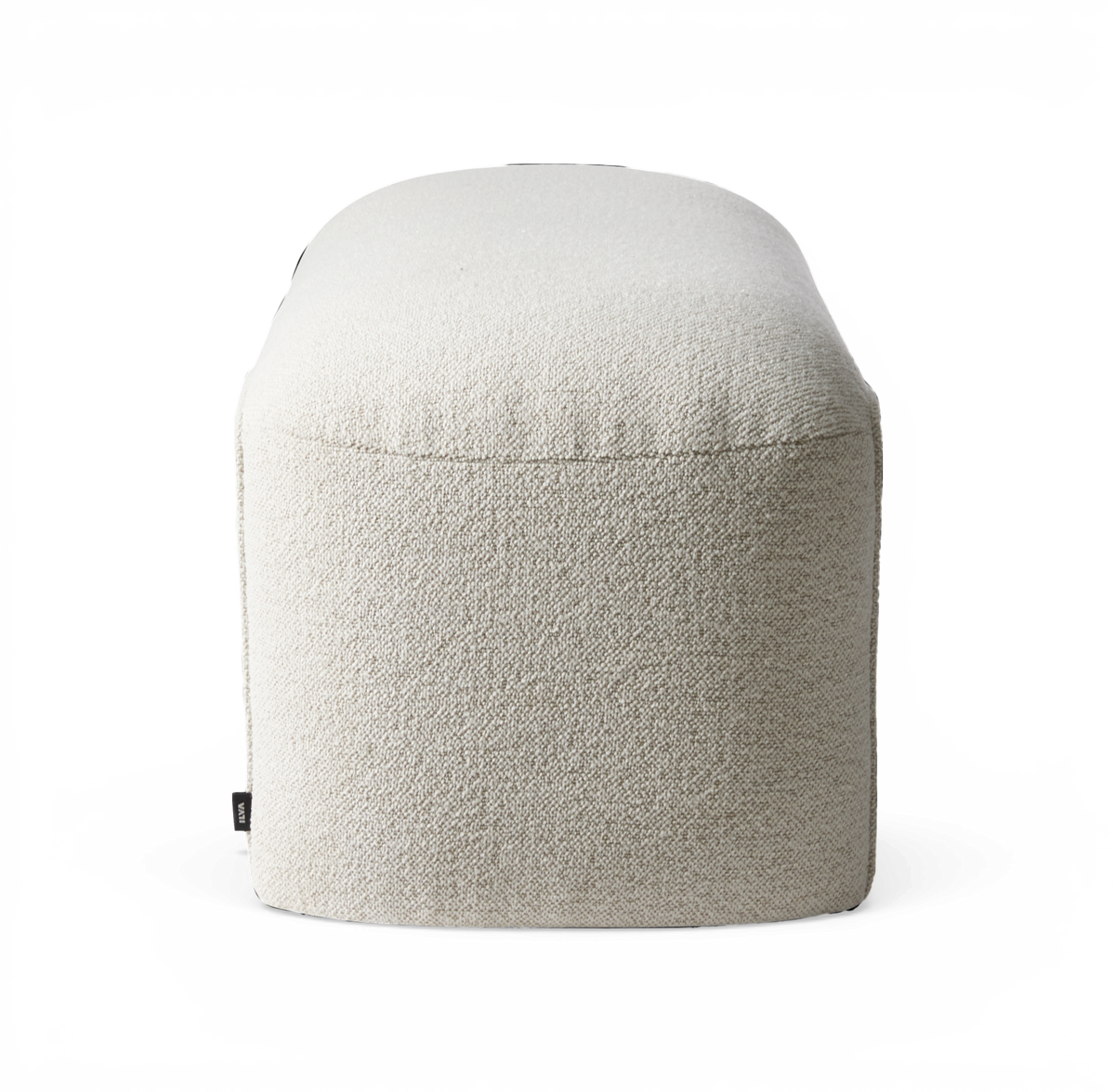 Beige stofpuf/ottoman med afrundede hjørner i bouclé, fritlagt.