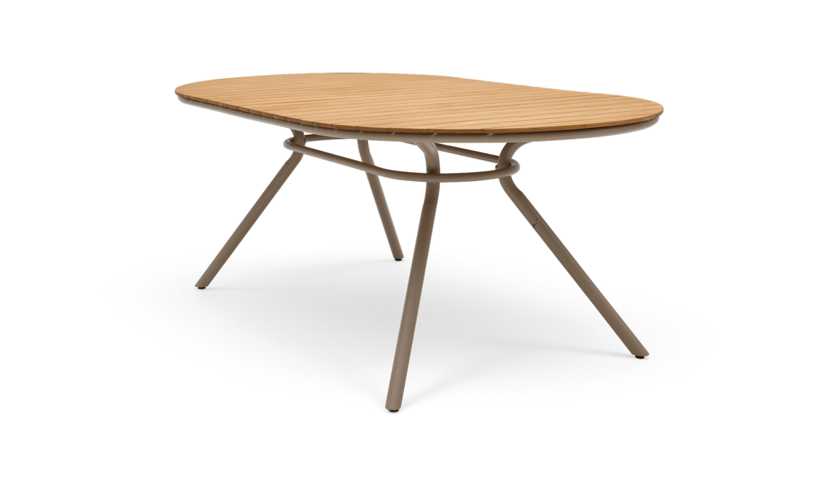 Moderne ovalt spisebord med rillet træbordplade og beige metalramme med fire skrå ben, fritlagt på hvid baggrund.