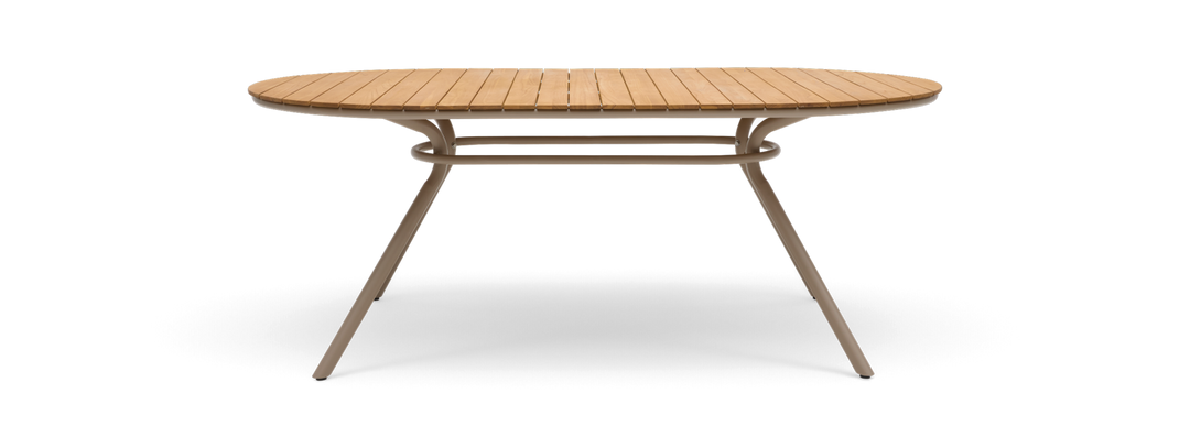 Ovalt spisebord med træbordplade og beige metalben, vist i sideprofil på sort baggrund.