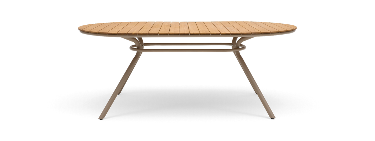 Ovalt spisebord med træbordplade og beige metalben, vist i sideprofil på sort baggrund.