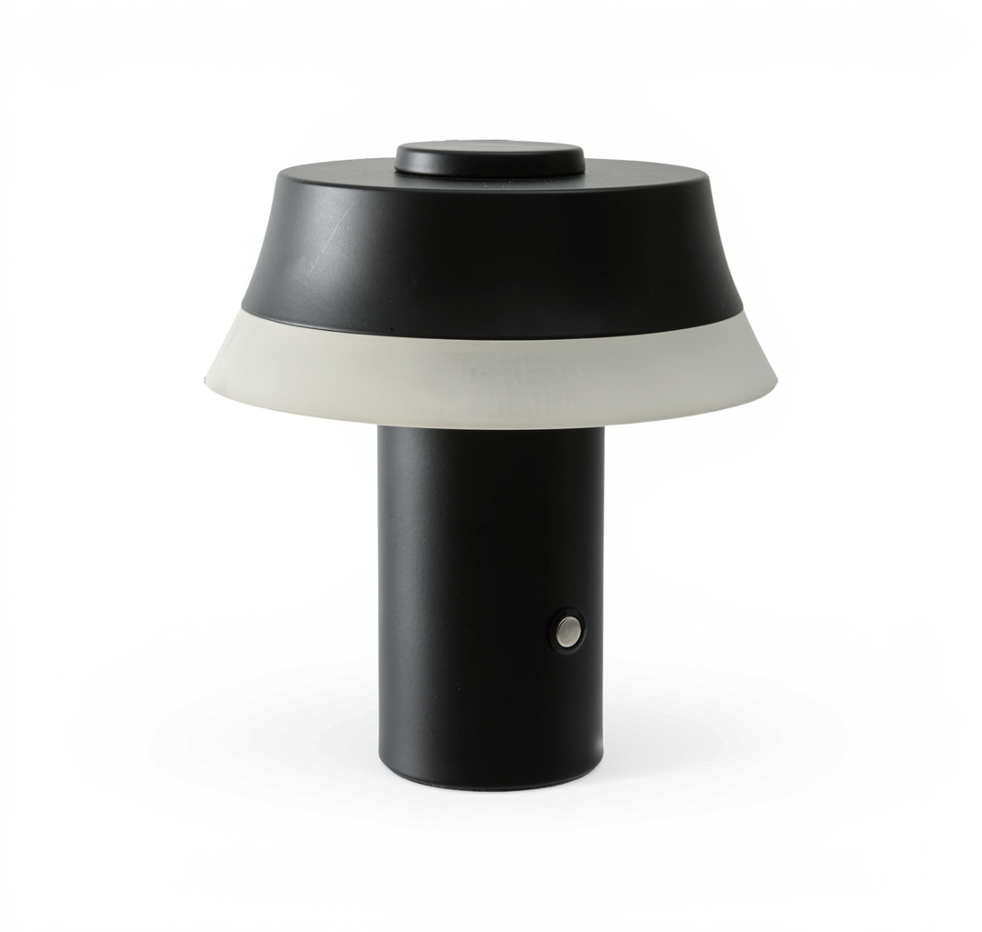 Sort bærbar bordlampe med hvid translucent ring og knap, fritlagt på hvid baggrund.
