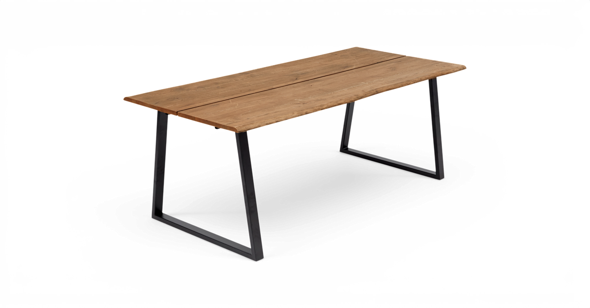 Rektangulært spisebord med naturtræsbordplade og sorte metalmeder, fritlagt på hvid baggrund.