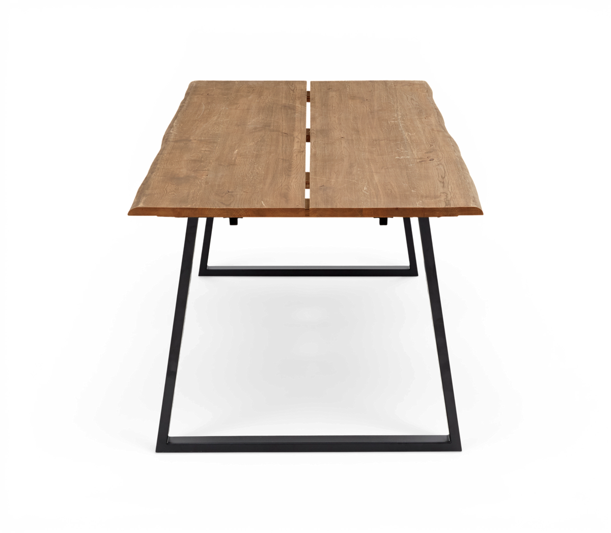 Spisebord med massiv træbordplade og sorte metalben, frilagt frontvisning.